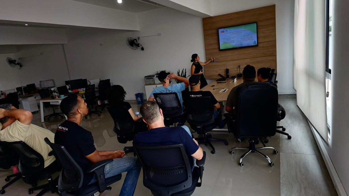 Capacitação ambiental de colaboradores em sala