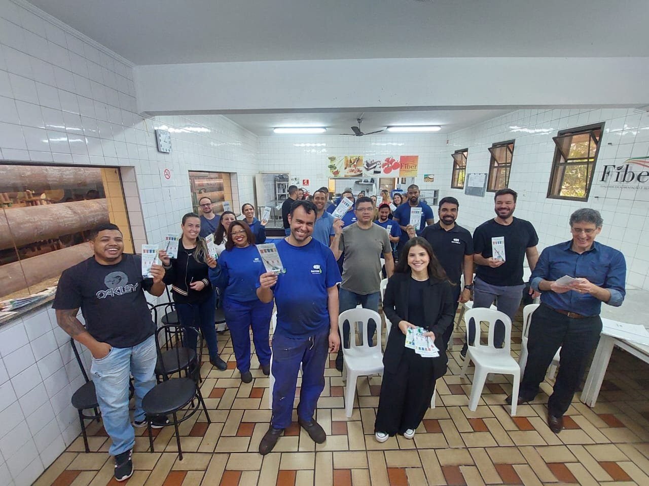Turma de colaboradores ao final de um treinamento ambiental